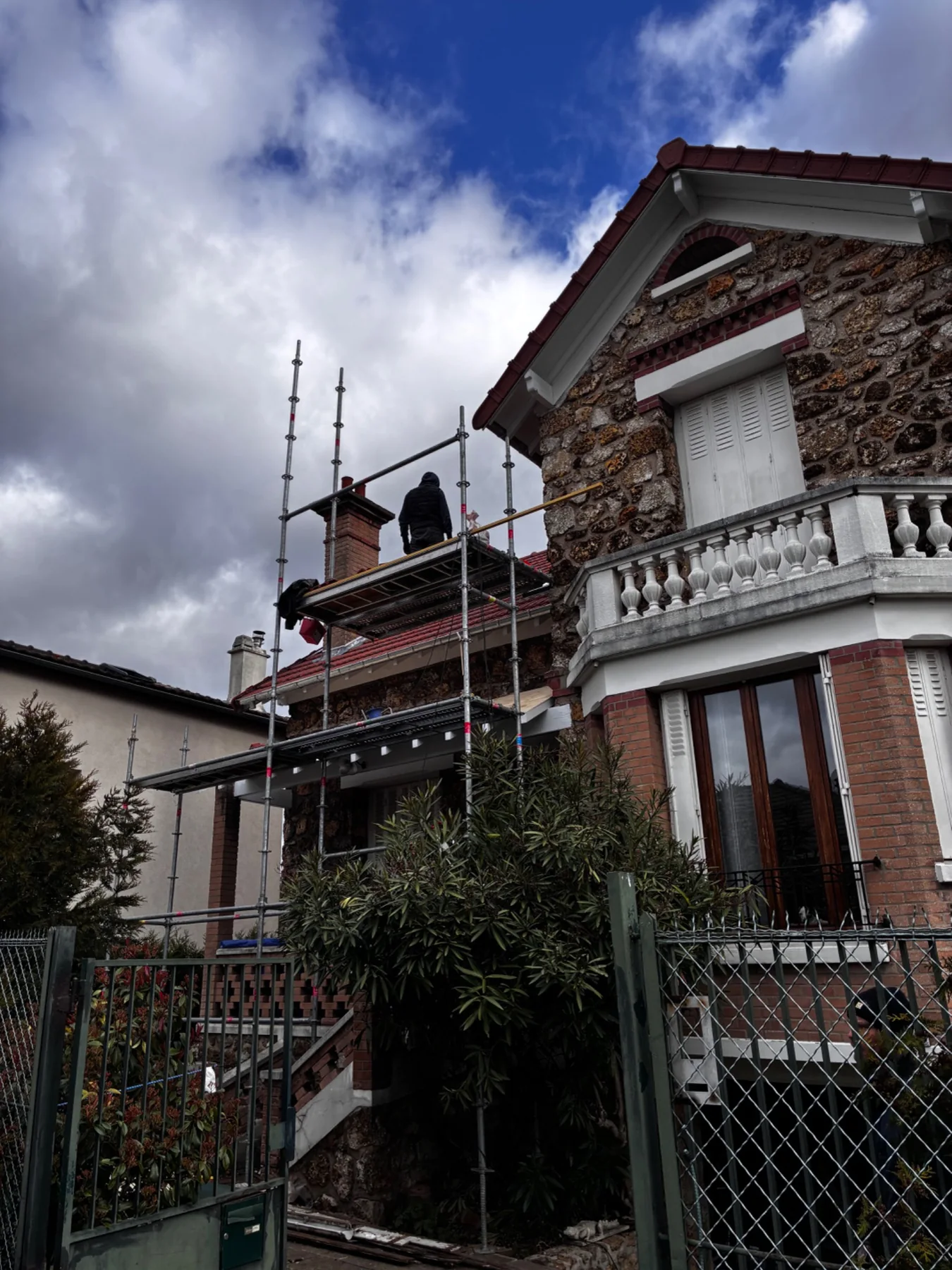 Chantier de couverture avec échafaudage sur maison
