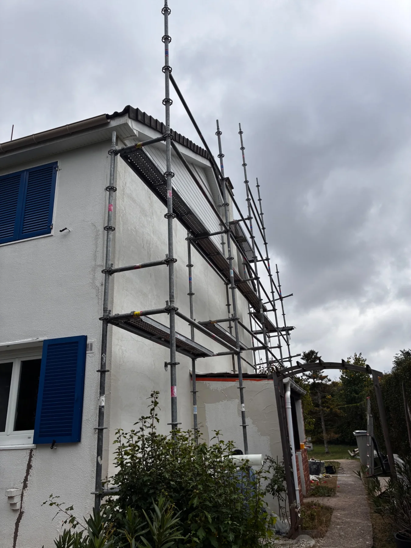Échafaudage installé pour une rénovation de couverture