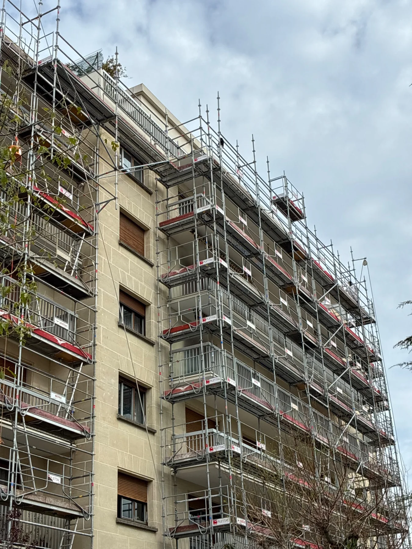 Échafaudage installé pour des travaux de toiture sur immeuble