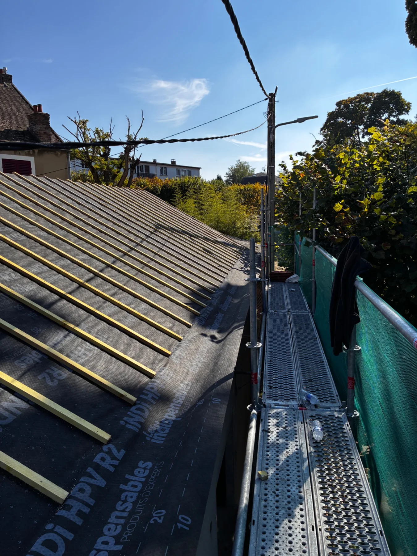 Préparation de couverture avec liteaux et écran de sous-toiture