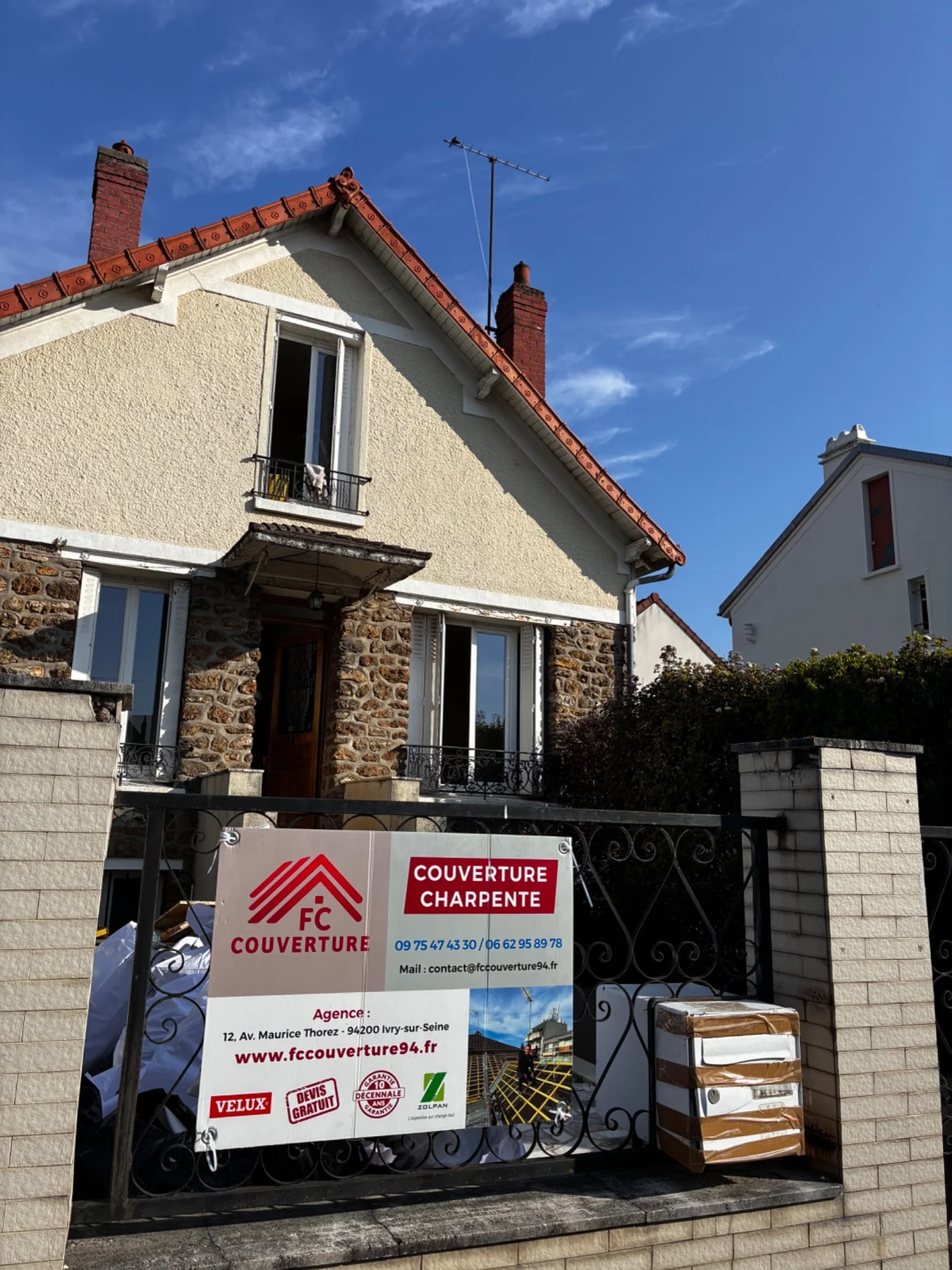 Maison en cours de rénovation de toiture en tuiles