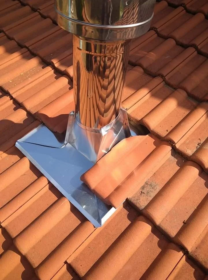 Solin de cheminée neuf sur une couverture en tuiles